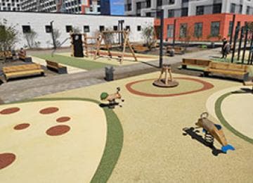 Окрашенная каучуковая крошка Safetyplay TPV на детской площадке